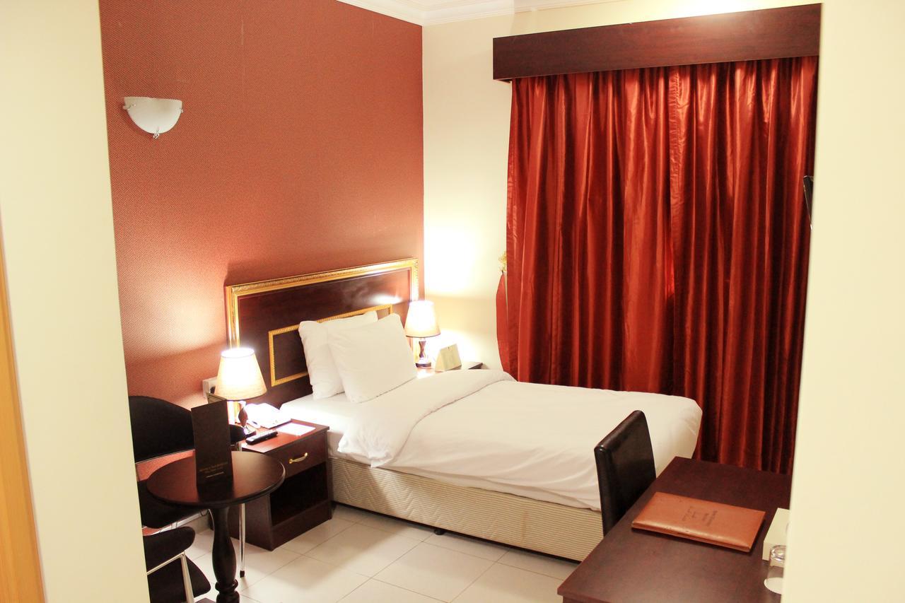 Montreal Naif Hotel Dubai Exteriör bild